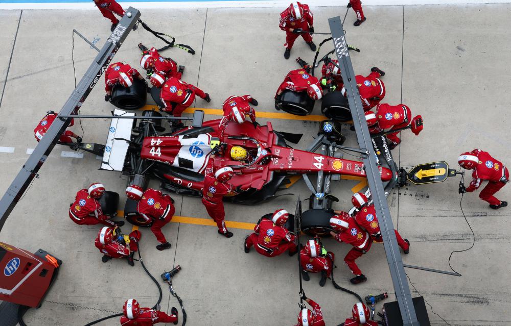 雪花飘飘北风萧萧，记者：世界杯抽签仪式场外下着大雪